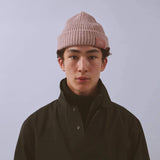 Våga Midweight Beanie in Rosa – getragen, Vorderansicht