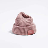 Våga Midweight Beanie in Rosa – schräge Vorderansicht mit Våga-Label