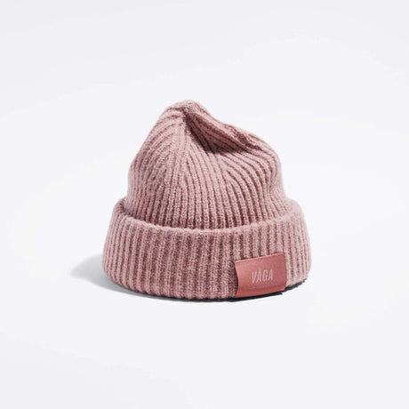 Våga Midweight Beanie in Rosa – schräge Vorderansicht mit Våga-Label
