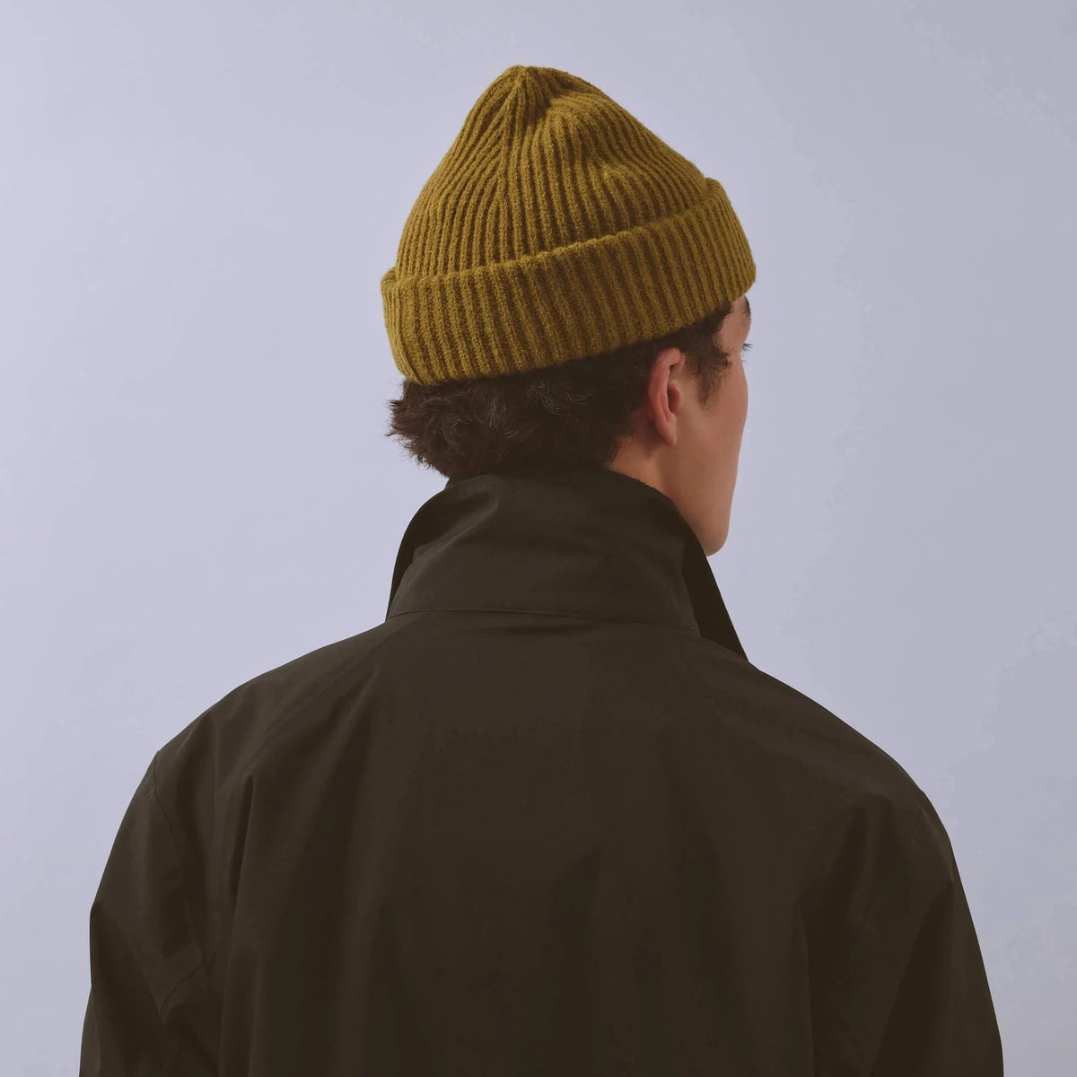 Våga Midweight Beanie in Moosgrün – getragen, schräge Rückansicht