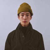 Våga Midweight Beanie in Moosgrün – getragen, Vorderansicht