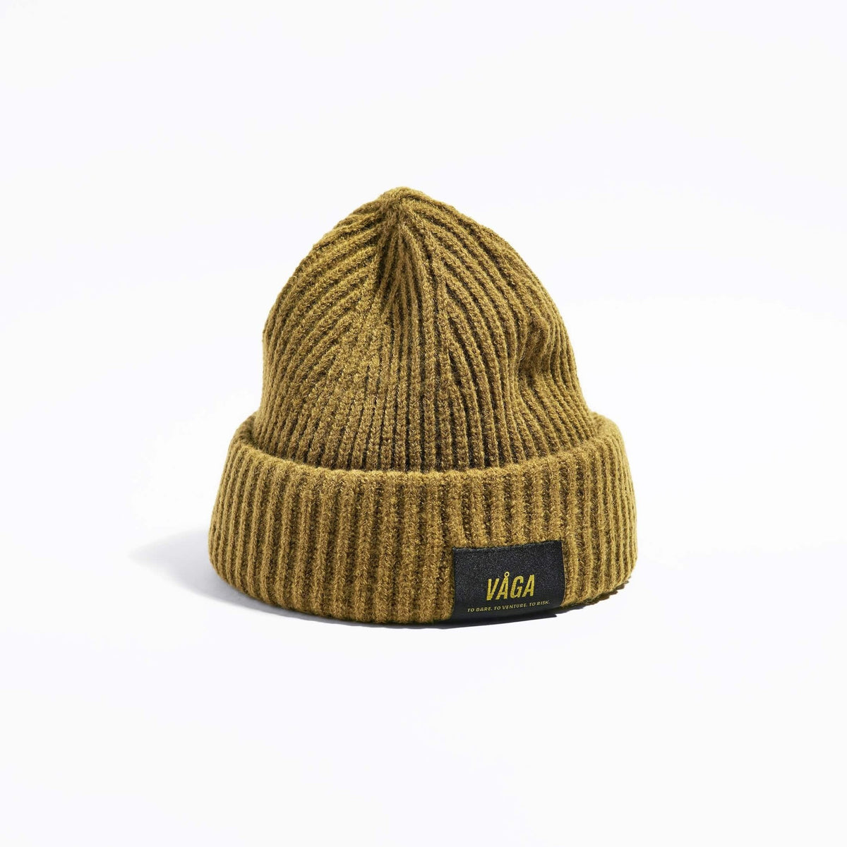 Våga Midweight Beanie in Moosgrün – schräge Vorderansicht mit Våga-Label