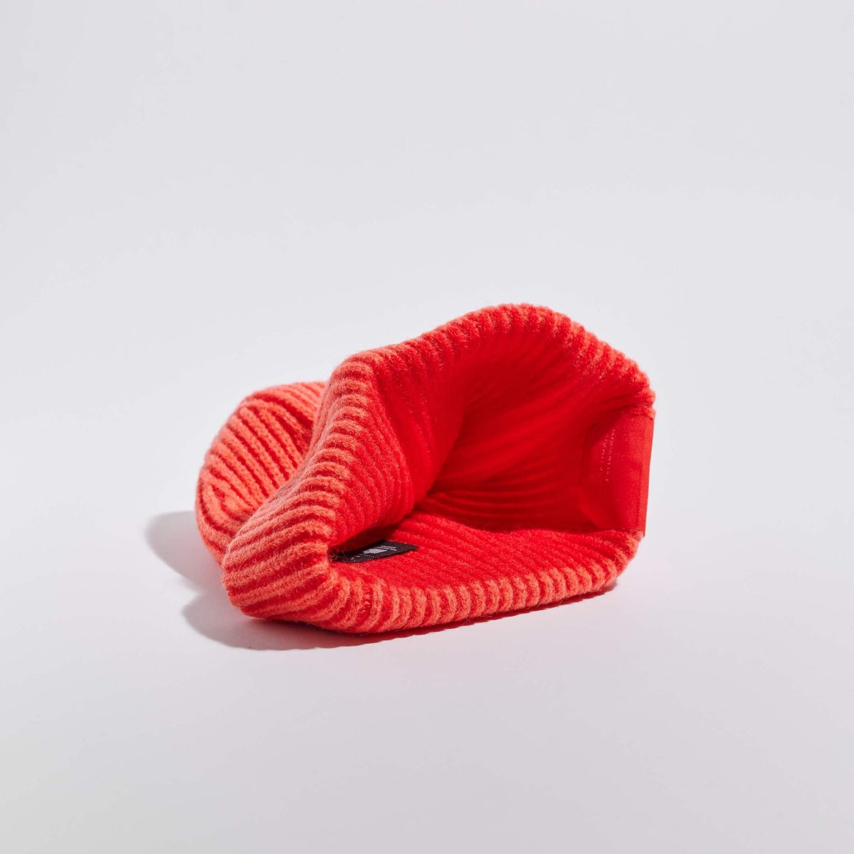 Våga Midweight Beanie in Orangerot – Innenseite der Strickmütze