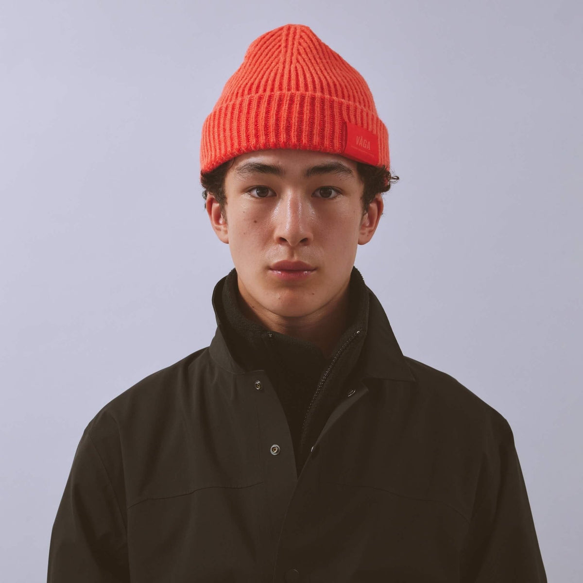 Våga Midweight Beanie in Orangerot – getragen, Vorderansicht