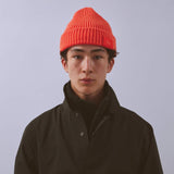 Våga Midweight Beanie in Orangerot – getragen, Vorderansicht