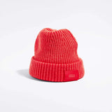 Våga Midweight Beanie in Orangerot – schräge Vorderansicht mit Våga-Label