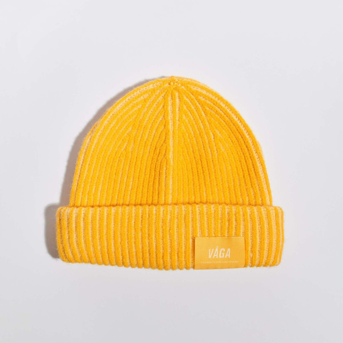 Våga Midweight Beanie in Gelb – flach liegend, Vorderseite mit Label