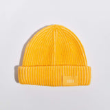 Våga Midweight Beanie in Gelb – flach liegend, Vorderseite mit Label