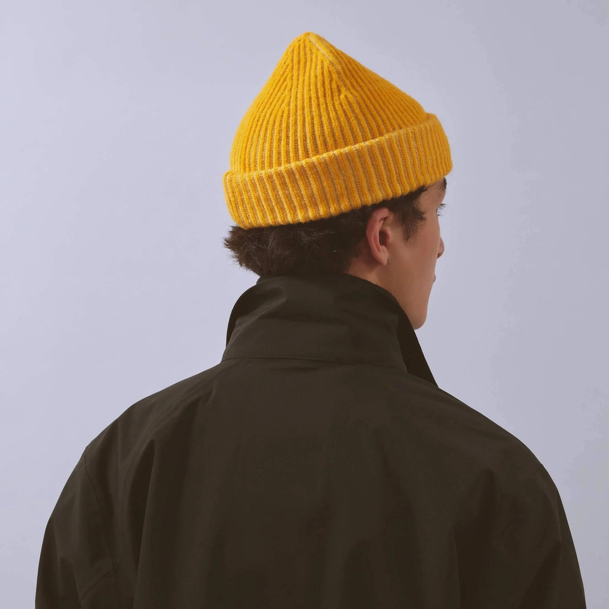 Våga Midweight Beanie in Gelb – getragen, schräge Rückansicht