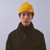 Våga Midweight Beanie in Gelb – getragen, Vorderansicht