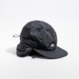 Vaga Padded Hiker Cap in zwart – schuin vooraanzicht met oorflappen omlaag