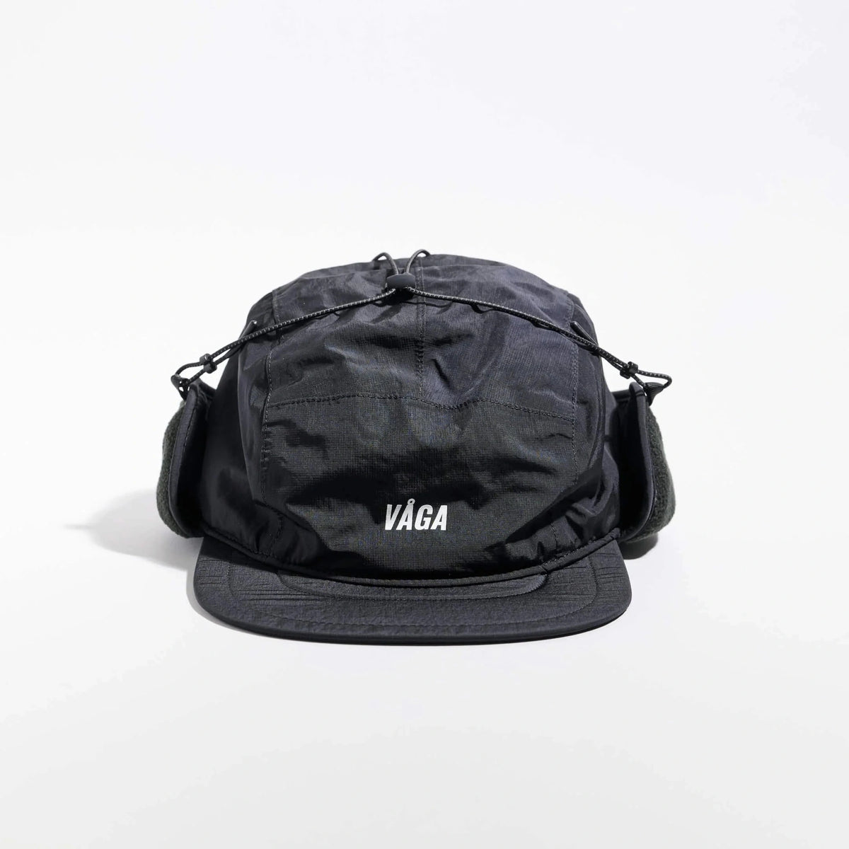 Vaga Padded Hiker Cap in Schwarz – Vorderansicht mit hochgeklappten, fixierten Ohrenklappen