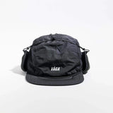 Vaga Padded Hiker Cap in Schwarz – Vorderansicht mit hochgeklappten, fixierten Ohrenklappen