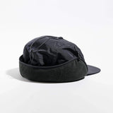 Vaga Padded Hiker Cap in Schwarz – schräge Rückansicht mit Fleecerand und hochgeklappten Ohrenklappen