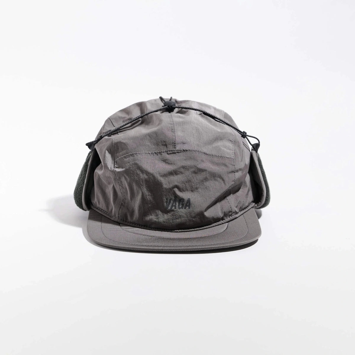 Vaga Padded Hiker Cap in Grau – Vorderansicht mit hochgeklappten, fixierten Ohrenklappen