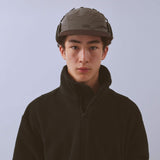 Vaga Padded Hiker Cap in Grau – getragen, Vorderansicht mit hochgeklappten Ohrenklappen